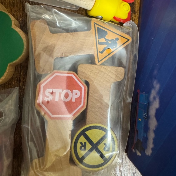 🚂🚂NIB Thomas & Friends Wooden Railway Set with Red Train and Green Tree🚂🚂 - Picture 3 of 4